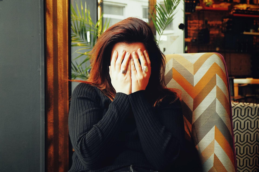 Het verschil tussen verlegenheid en introversie